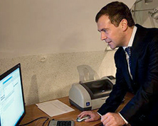 Дмитрий Медведев за компьютером
