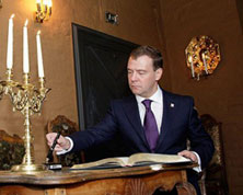 Медведев поделил шельф, Путин одел ошейник на медведя, а сомалийские пираты решили стать дочерним бизнесом Goldman Sachs