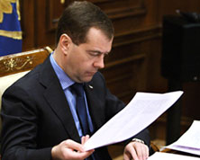 Президент отклонил поправки в закон о митингах, суд выпустил из под стражи Егора Бычкова, а премьер попробовал себя в роли пилота 'Формулы-1'
