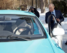 Путин протестировал 'Ё-мобиль', российские туристы вернулись в Египет, а родители первоклашек взяли школы штурмом