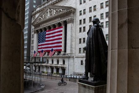 Фондовая биржа в Нью-Йорке, США, 26 апреля 2020 года. REUTERS/Jeenah Moon