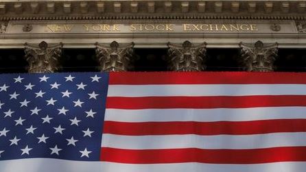 Флаг США на фоне фондовой биржи в Нью-Йорке, США, 21 сентября 2020 года. REUTERS/Andrew Kelly