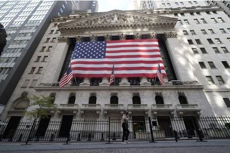 A U.S flag is seen on the New York Stock Exchange in the Manhattan borough of New York City, following the 2020 U.S. presidential election, New York, U.S., November 6, 2020. REUTERS/Carlo Allegri
