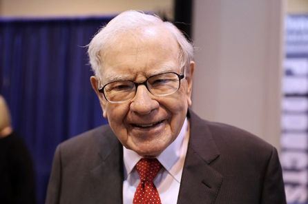 Berkshire Hathaway Chairman Warren Buffett walks through the exhibit hall as shareholders gather to hear from the billionaire investor at Berkshire Hathaway Inc's annual shareholder meeting in Omaha, Nebraska, U.S., May 4, 2019. REUTERS/Scott Morgan