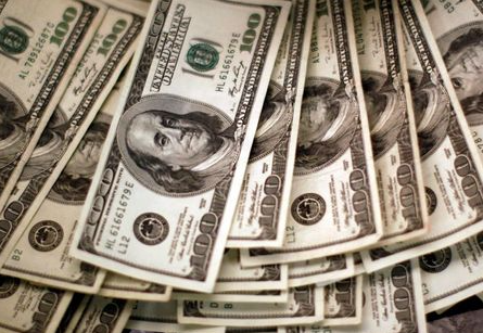 FILE PHOTO: Four thousand U.S. dollars are counted out by a banker counting currency at a bank in Westminster, Colorado November 3, 2009. REUTERS/Rick Wilking/File Photo