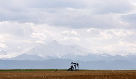 oil derrick can be seen in a field near Denver, Colorado May 16, 2008. REUTERS/Lucas Jackson (UNITED STATES)