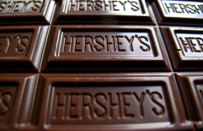 A Hershey's chocolate bar is shown in this photo illustration in Encinitas, California January 29, 2015. REUTERS/Mike Blake/File Photo GLOBAL BUSINESS WEEK AHEAD PACKAGE - SEARCH BUSINESS WEEK AHEAD APRIL 25' FOR ALL IMAGES