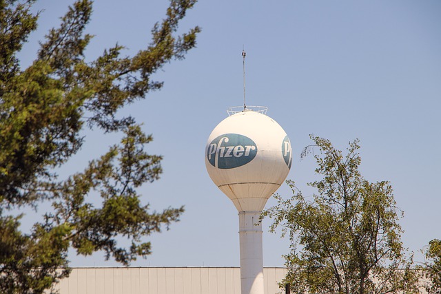 Fitch улучшило до позитивного прогноз по рейтингу Pfizer на уровне А