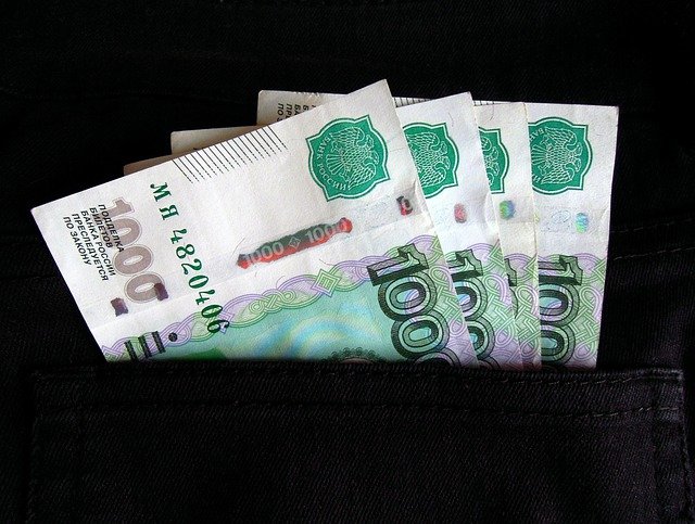 Реальные зарплаты в России в июле снизились на 3,2%