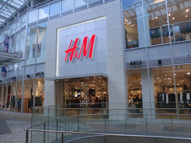 H&M приступил к закрытию своих магазинов в РФ, в оставшихся началась распродажа