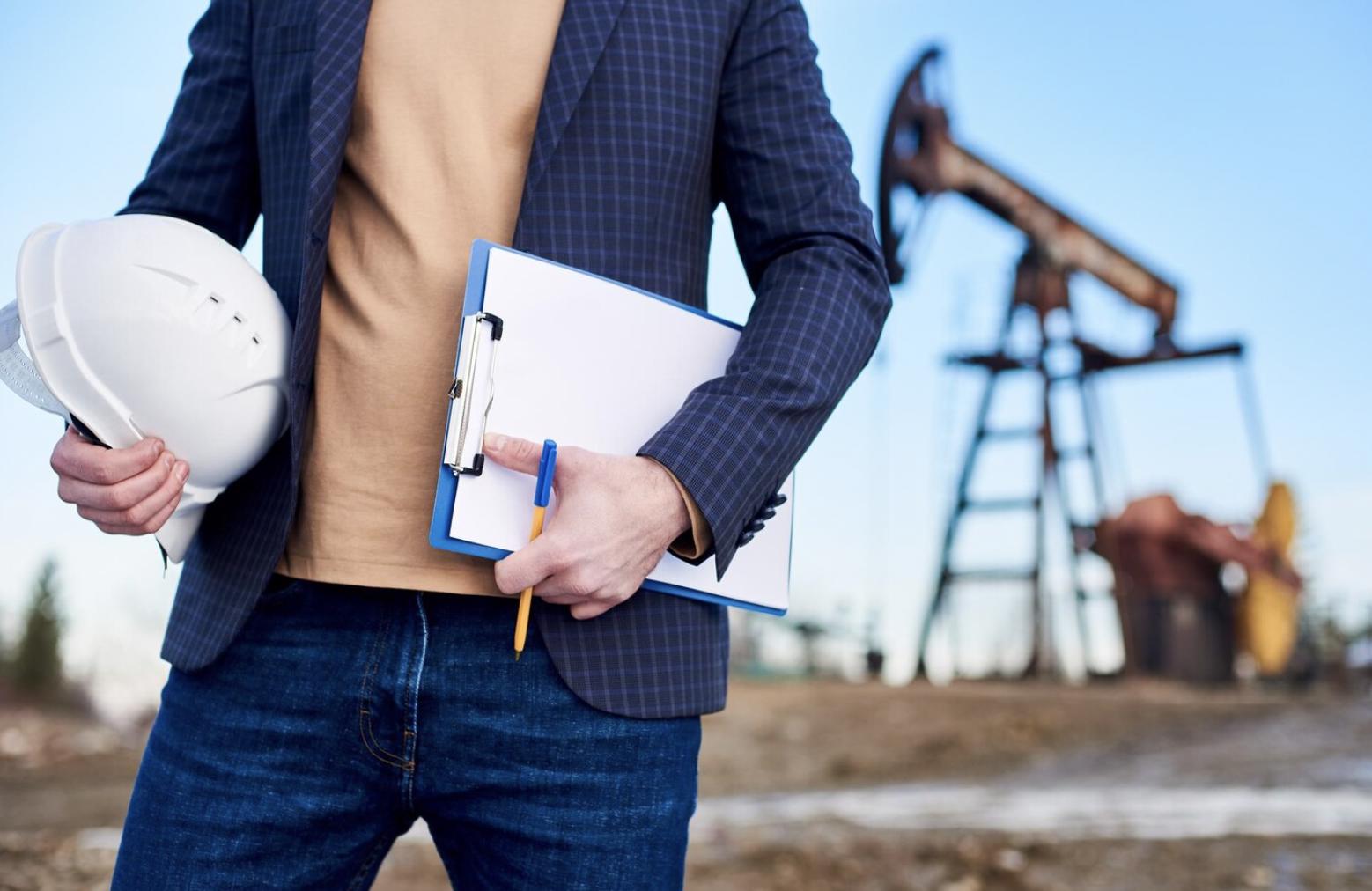 Источник фото: freepik https://www.freepik.com/free-photo/cropped-snapshot-inspector-oil-field-holding-folder-notes-helmet_26955409.htm#query=%D0%BD%D0%B5%D1%84%D1%82%D1%8C%20%D0%B4%D0%BE%D0%B1%D1%8B%D1%87%D0%B0&position=15&from_view=search&track=ais